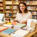 Sabinita Balerdi, responsable de papelería, organizando cuadernos y revistas