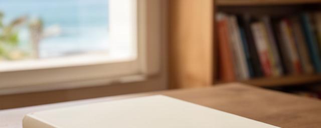 Portada de una novela contemporánea junto a una ventana luminosa de una librería en Tenerife